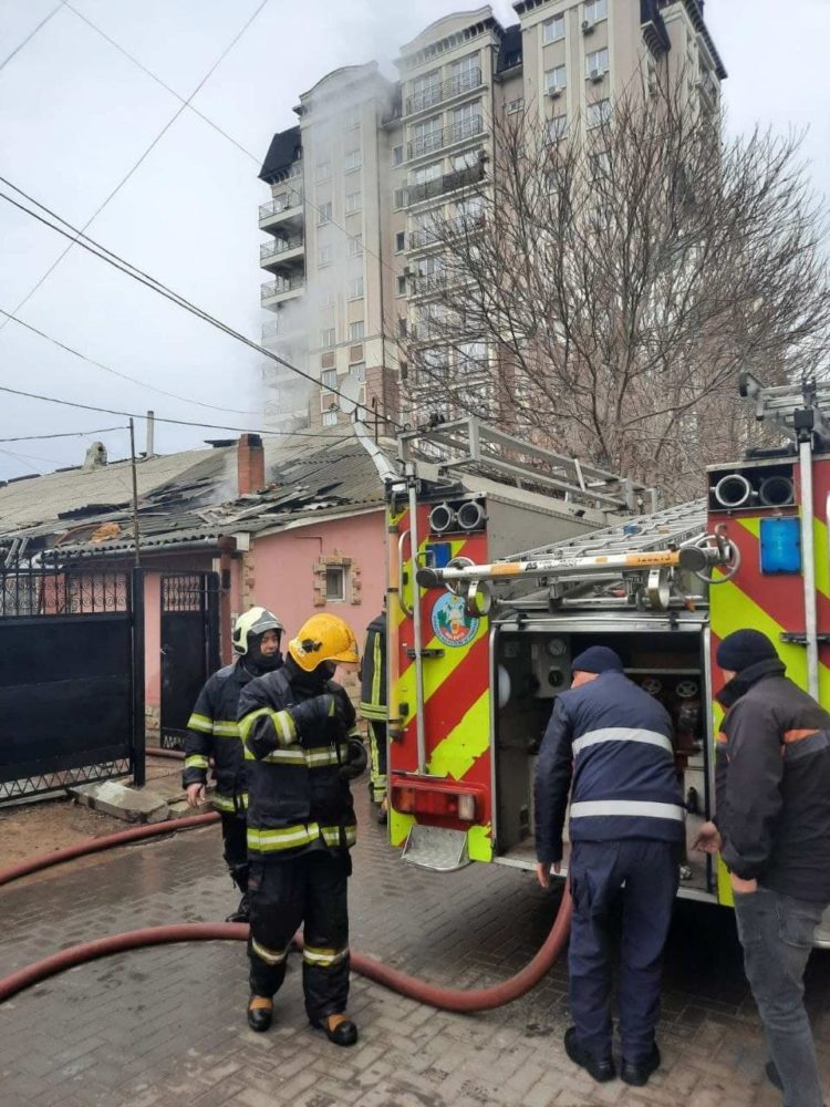 Incendiu într-o casă de locuit din capitală. Acoperișul locuinței a fost distrus | FOTO