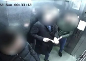„Țara să-și cunoască eroii”: Doi tineri, surprinși cum scuipă în oglinda unui ascensor | VIDEO