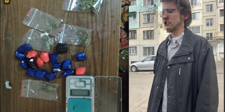 Adolescent de 19 ani, reținut în flagrant de polițiștii sectorului Botanica, în timp ce plasa droguri spre vânzare | VIDEO