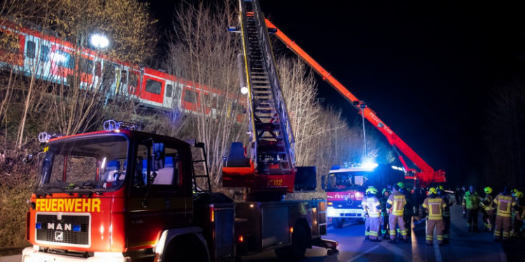 Două trenuri s-au ciocnit în apropiere de Munchen: un mort și zeci de răniți