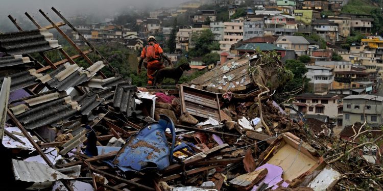 Cel puțin 94 de oameni au murit într-un oraș turistic din Brazilia, după cele mai puternice ploi din ultimul secol | VIDEO