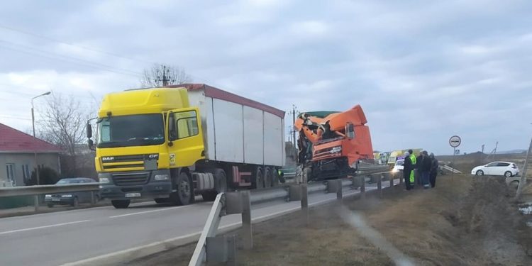 Două TIR-uri s-au lovit la Cimișlia. Cauza preliminară a accidentului – o defecțiune la frână | FOTO