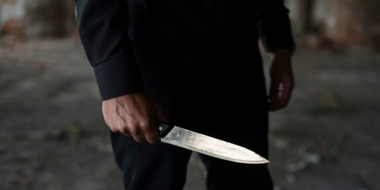 Un lucrător al unei stații PECO din Ocnița, amenințat cu un cuțit. Făptașul este un tânăr de 20 de ani