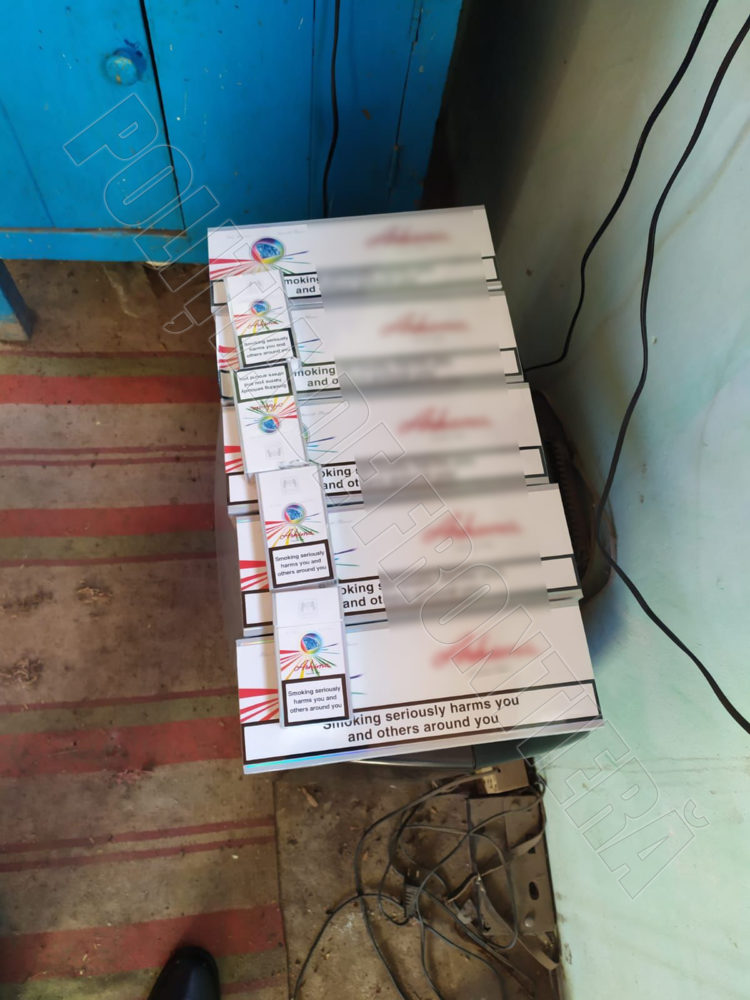 30.000 de țigări moldovenești, găsite în două colete pe malul Prutului. Au fost identificați doi suspecți | FOTO