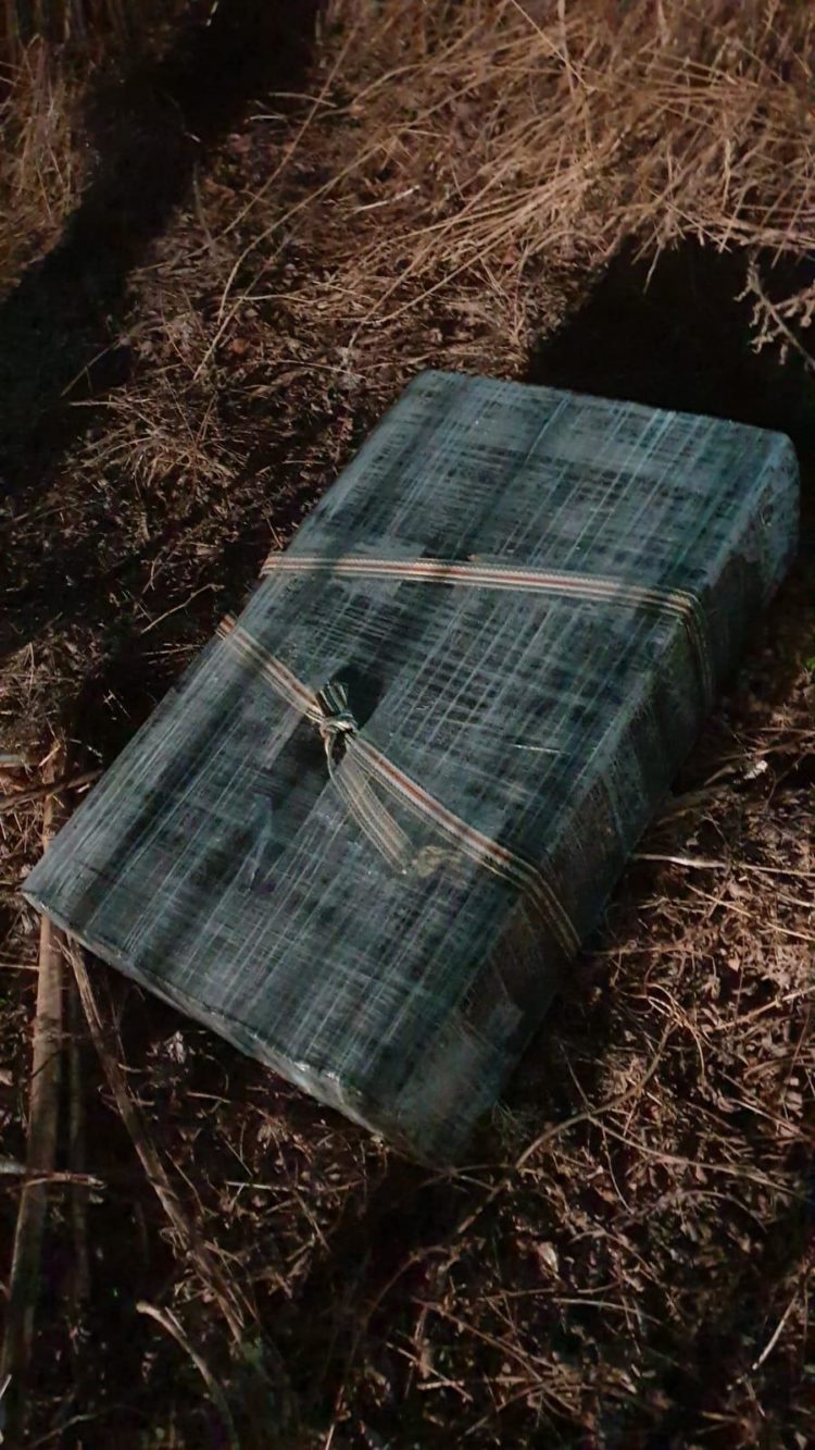 30.000 de țigări moldovenești, găsite în două colete pe malul Prutului. Au fost identificați doi suspecți | FOTO