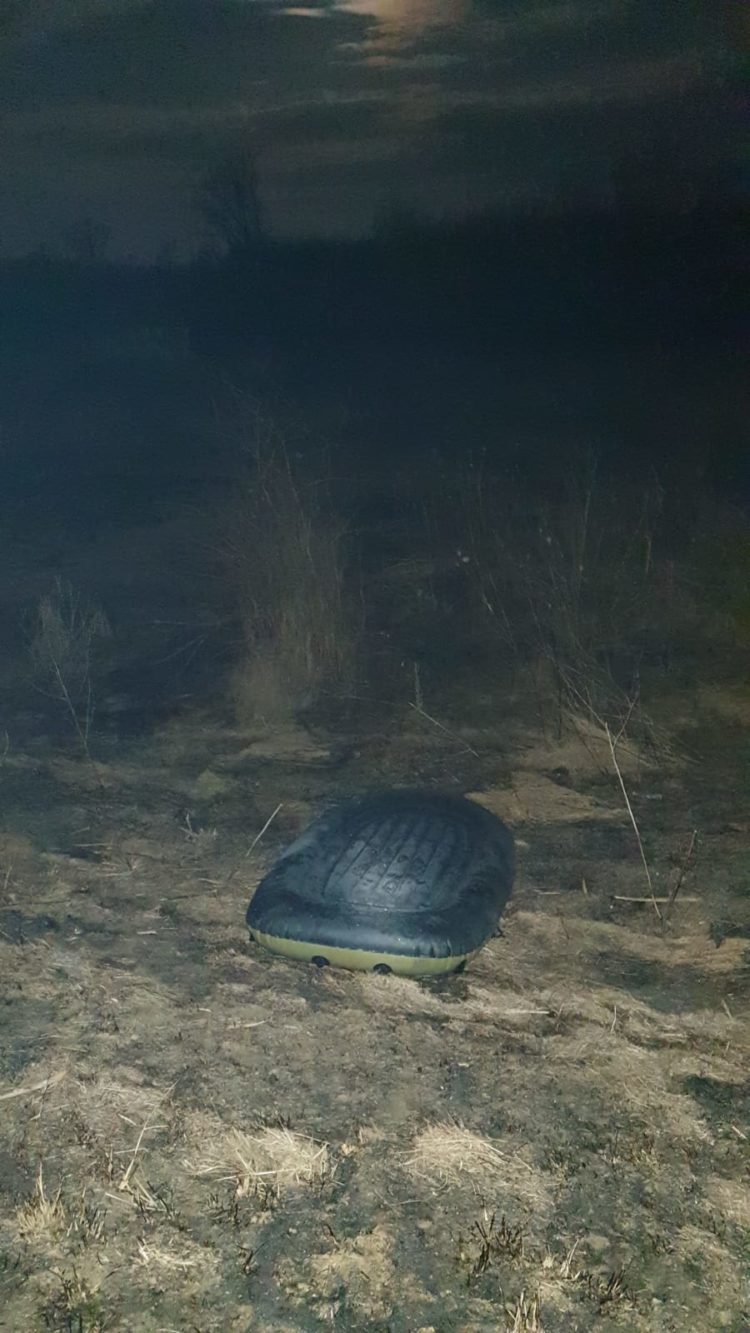 30.000 de țigări moldovenești, găsite în două colete pe malul Prutului. Au fost identificați doi suspecți | FOTO