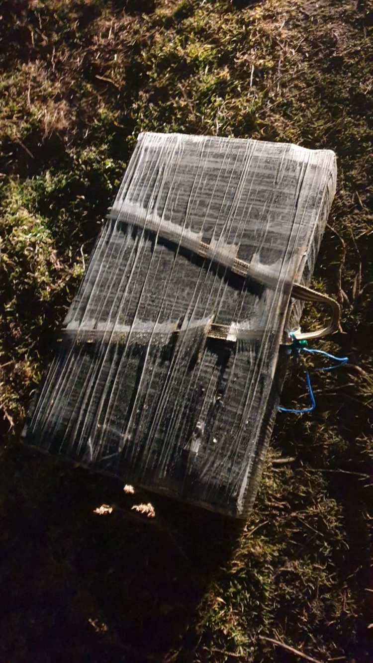 30.000 de țigări moldovenești, găsite în două colete pe malul Prutului. Au fost identificați doi suspecți | FOTO