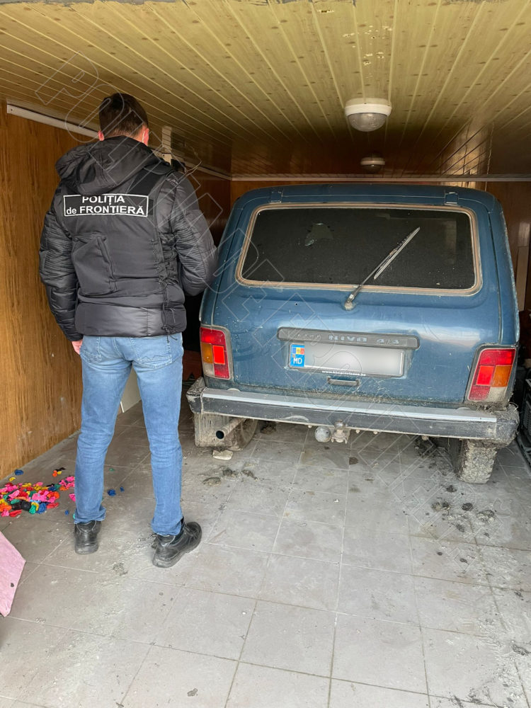 30.000 de țigări moldovenești, găsite în două colete pe malul Prutului. Au fost identificați doi suspecți | FOTO