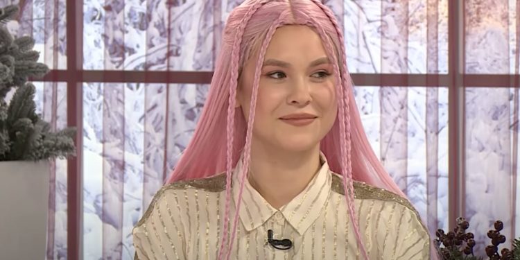 „Hai să ne căsătorim”: „Love Is In The Air”, vorba cântecului