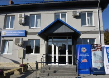 Detalii despre cazul, unde un angajat al IP Sîngerei a fost bătut în plină stradă. Din ce cauză agresorul l-a luat la pumni pe polițist | VIDEO