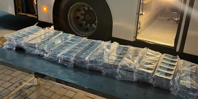 A transformat podeaua autocarului în ascunziș pentru țigări, însă patrupedul vamal Jimmy i-a dat planurile peste cap | VIDEO