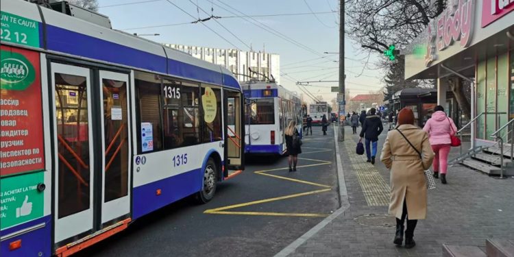 Ambuteiaje kilometrice în Capitală: Zeci de troleibuze au rămas blocate