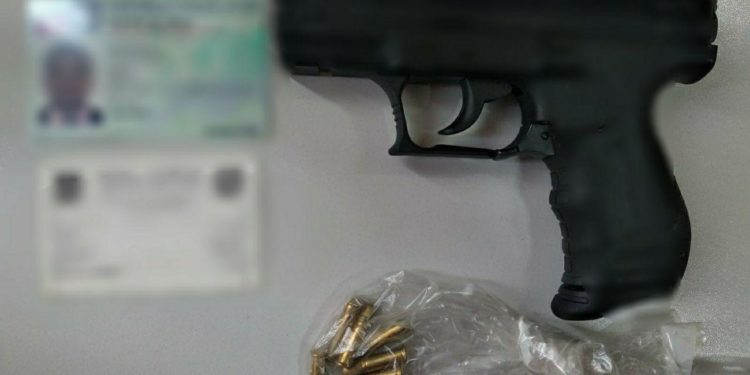 Amenințări cu arma în oficiul unui executor judecătoresc. Un bărbat ar fi îndreptat pistoul spre o femeie și avocatul ei