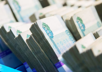 Россия избежала дефолта по госдолгу. Минфин провел первый платеж после заморозки части резервов