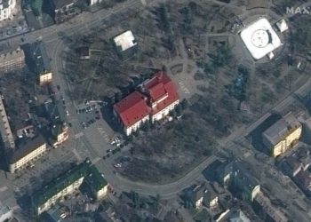 Бомбоубежище драмтеатра в Мариуполе выдержало авиаудар. Из-под завалов выходят взрослые с детьми