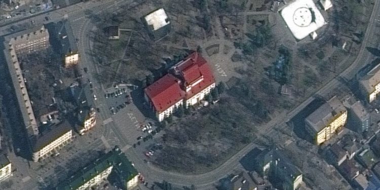 Бомбоубежище драмтеатра в Мариуполе выдержало авиаудар. Из-под завалов выходят взрослые с детьми