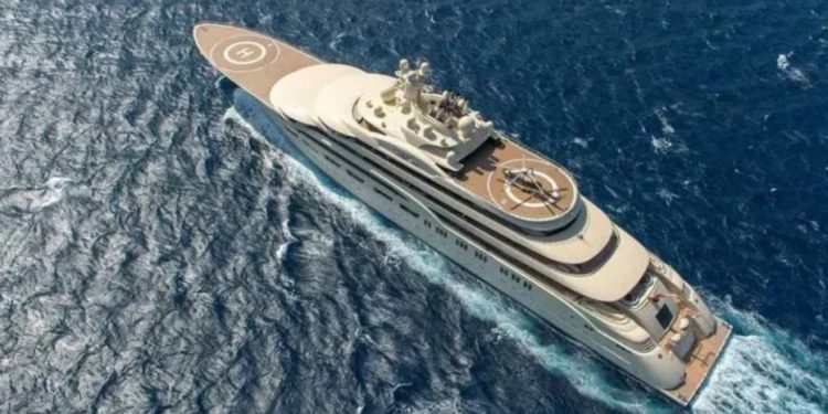 Forbes: в Гамбурге арестована яхта Алишера Усманова стоимостью 600 миллионов долларов