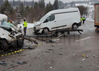 Un microbuz cu cinci moldoveni, implicat într-un accident în România