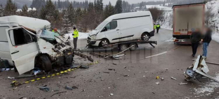 Un microbuz cu cinci moldoveni, implicat într-un accident în România