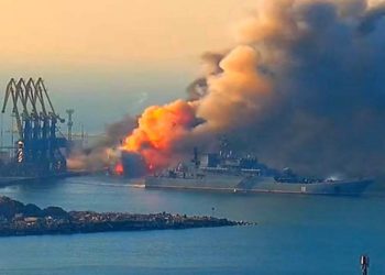 Офис президента Украины: Уничтоженный в Бердянске российский корабль перевозил 400 «морпехов», танки и БТРы