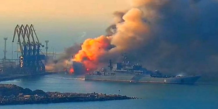 Офис президента Украины: Уничтоженный в Бердянске российский корабль перевозил 400 «морпехов», танки и БТРы