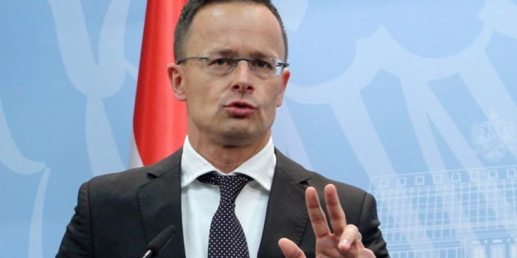 Венгрия отказала Киеву в поставках оружия через свою территорию