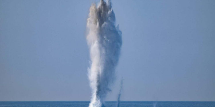 Imagini de la detonarea minei găsite luni plutind în derivă, în Marea Neagră | FOTO