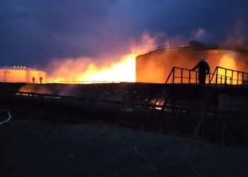 На Луганщине из-за обстрелов российскими военными загорелись нефтехранилище и школа