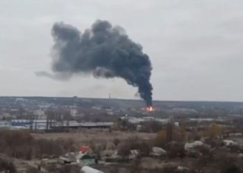 В Луганске произошел взрыв и загорелась нефтебаза