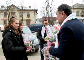 Cu cele mai sincere urări de 8 Martie, bărbații din echipa lui Ilan Șor au împărțit flori în mai  multe localități din țară | VIDEO