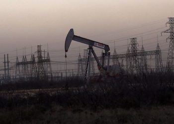 Нефть продолжает дорожать после того, как США запретили импорт из России