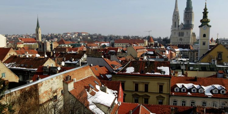 В Загребе с неба упал неизвестный объект, был слышен звук взрыва