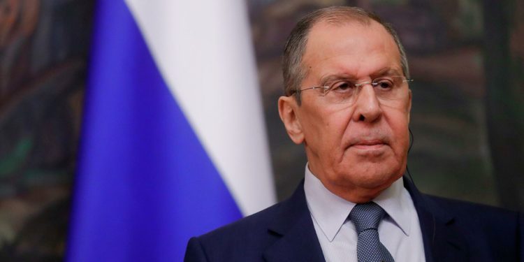 Лавров сказал, что США «держат за руку» делегацию Украины на переговорах с РФ