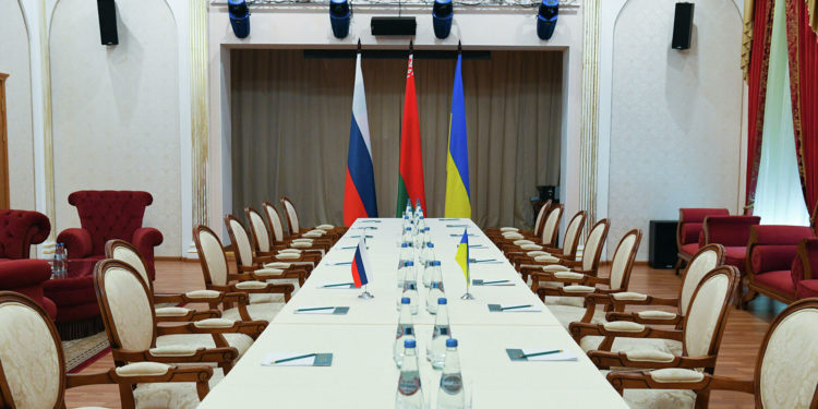 Переговоры между Россией и Украиной продолжаются два часа. Что известно на данный момент