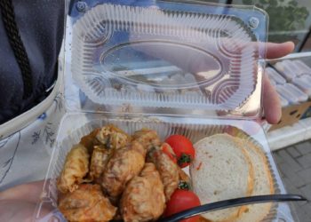 Ministrul Muncii declară că Executivul trebuie să achite companiile ce asigură hrana refugiaților. În replică, HoReCa anunță că deocamdată agenții economici susțin statul și nu invers | VIDEO