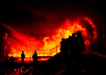 Во Львове тушили пожар более полусуток после обстрелов