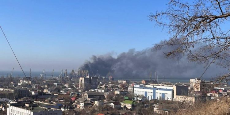 В Бердянске горит морской порт