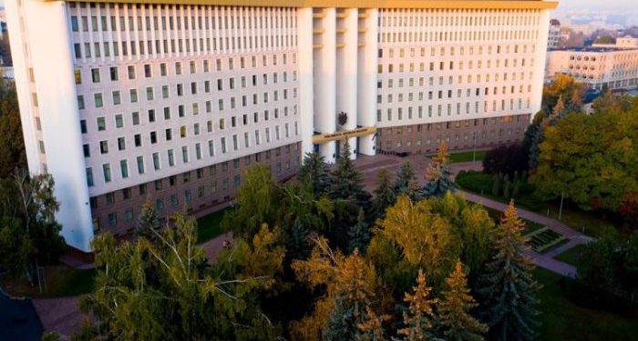 Vizitele doritorilor la Parlament au fost reluate