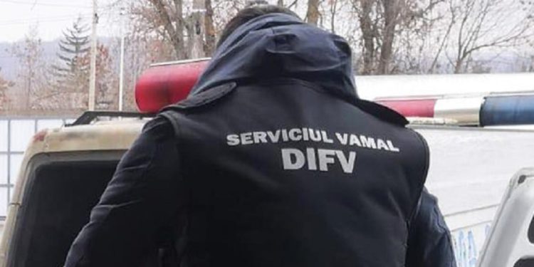 Patru persoane, inclusiv un angajat Vamal, reținute într-un dosar de contrabandă cu peste un kilogram de aur din SUA