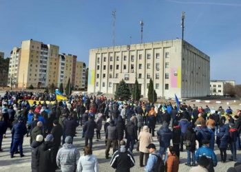 Российские войска вошли в Славутич, жители вышли на протест