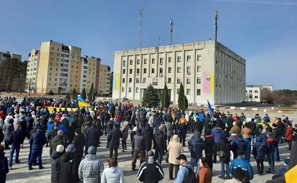 Российские войска вошли в Славутич, жители вышли на протест