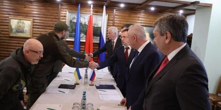 Из Домика охотника в Домик рыбака. В Беларуси стартовали переговоры Украины и России