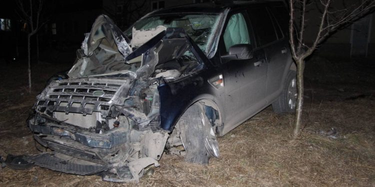 Accident cu implicarea unui Land Rover: mașina aparține unui polițist, care ar fi fugit de la locul faptei