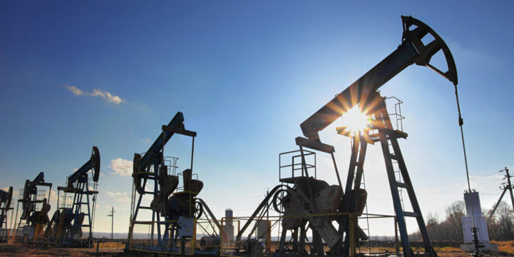 Preţul petrolului se apropie de recordul absolut, pe fondul crizelor Occidentului cu Rusia şi Iran