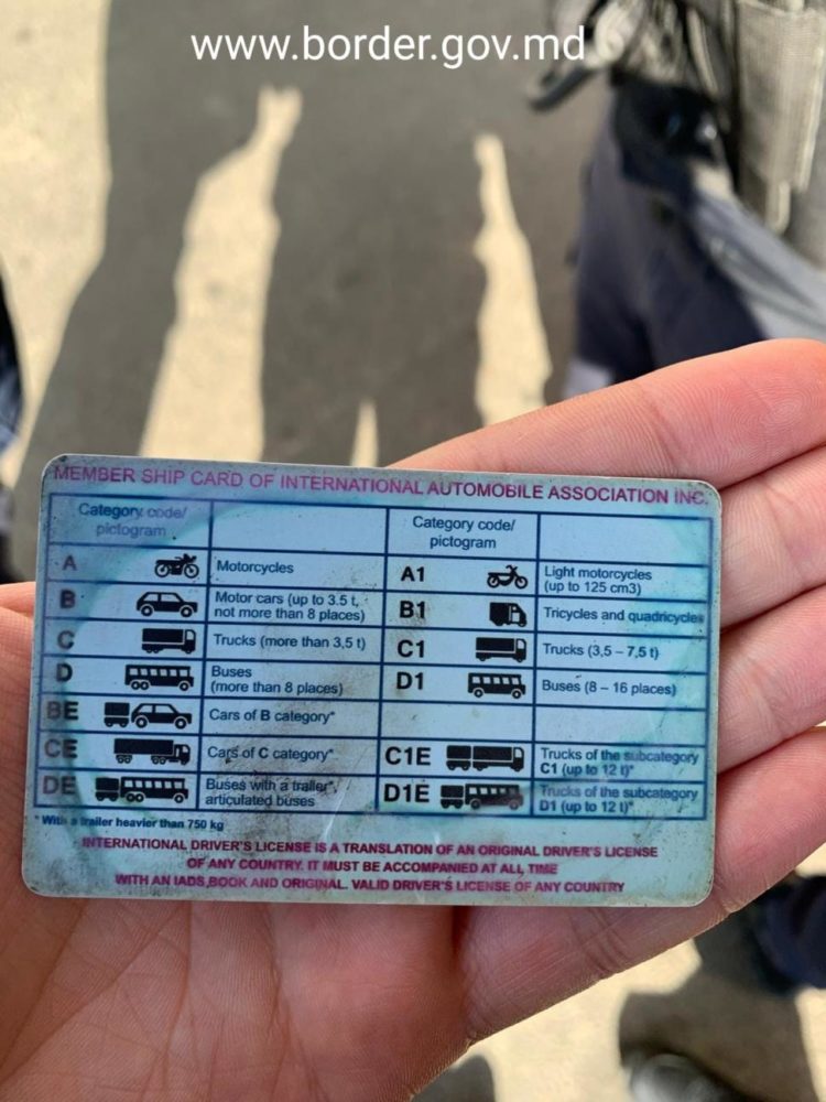 Depistat la trecerea frontierei cu permisul de conducere nerecunoscut de niciun stat