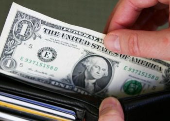 США запретили поставку долларов в Россию