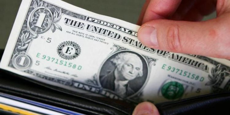 США запретили поставку долларов в Россию