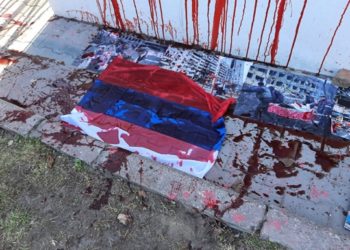 Посольство РФ в Варшаве облили красной краской