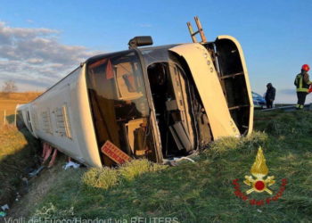 Un mort şi mai mulţi răniţi după ce un autocar cu ucraineni s-a răsturnat în Italia