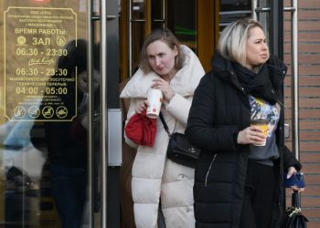 Россияне выстроились в очередь в «Макдоналдс» перед закрытием